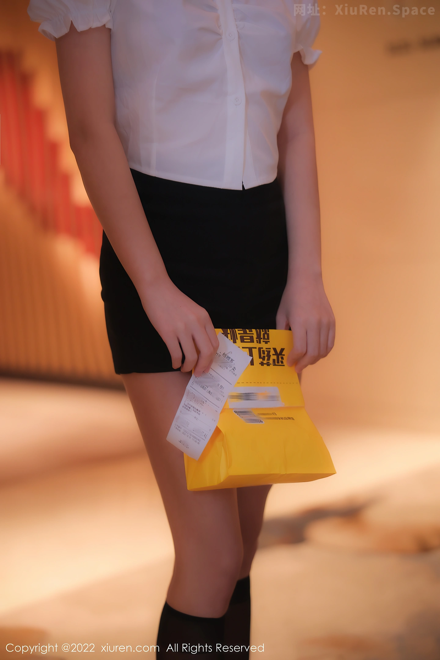 图片[4]-[XiuRen秀人网] VOL.5702 新人模特美羊羊宾馆里性感白T配黑短裤露性感薄纱内衣诱惑写真88P-秀人网官方网站